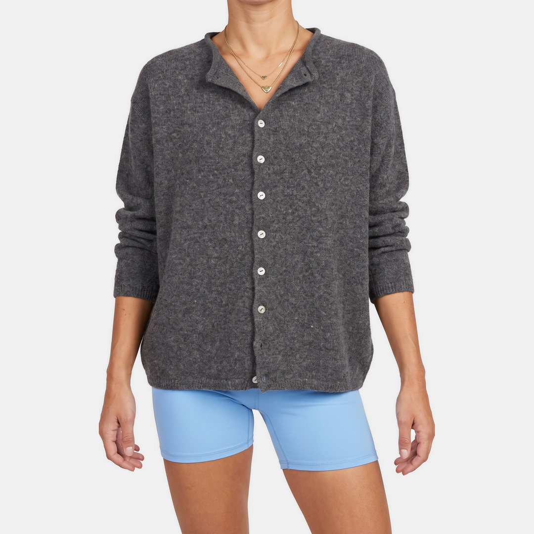 Dark_gray_flat_sq_15d24478-1819-4f41-a447-bf727539fde8